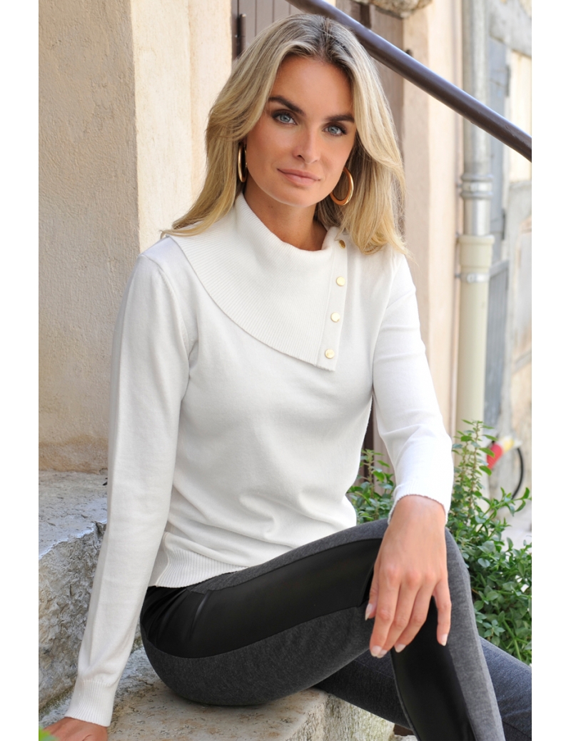 Pull blanc maille douce chic col enveloppe rivet or Dasia