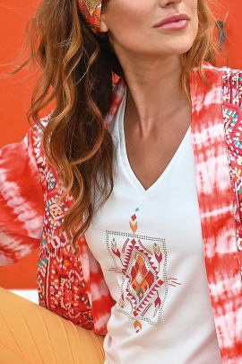 T-SHIRT FEMME EN MODAL BLANC COL V SERIGRAPHIE MOTIF IKAT AVEC STRASS MAYA SPICY BLEU D'AZUR